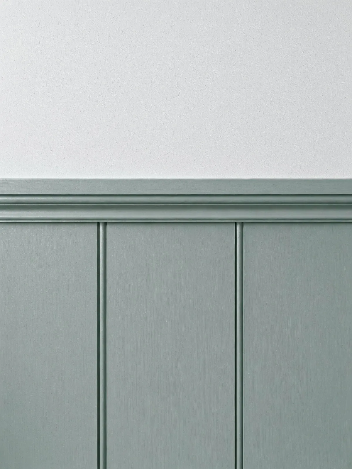 Wall panelling by The English Panelling Company, painted off white, at the thatched cottage in Appledore, Devon